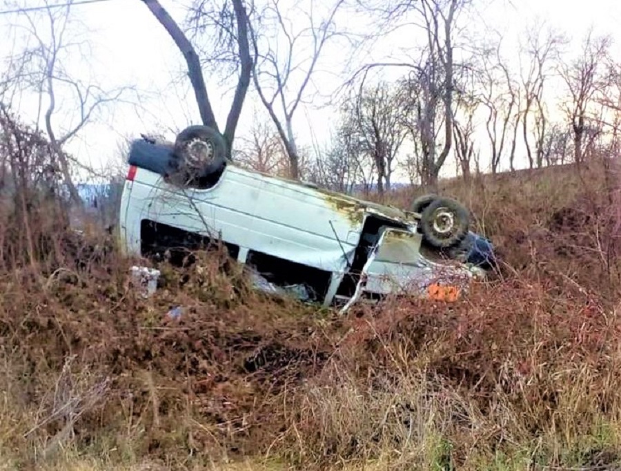 FOTO. Tânăr rănit, după ce s-a răsturnat cu mașina pe câmp! La un pas de tragedie