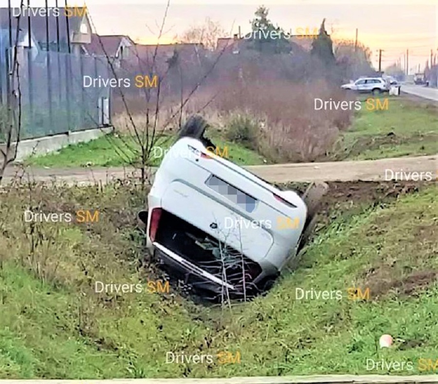 FOTO. Accident rutier! Mașină ajunsă răsturnată în șanț, în județul Satu Mare
