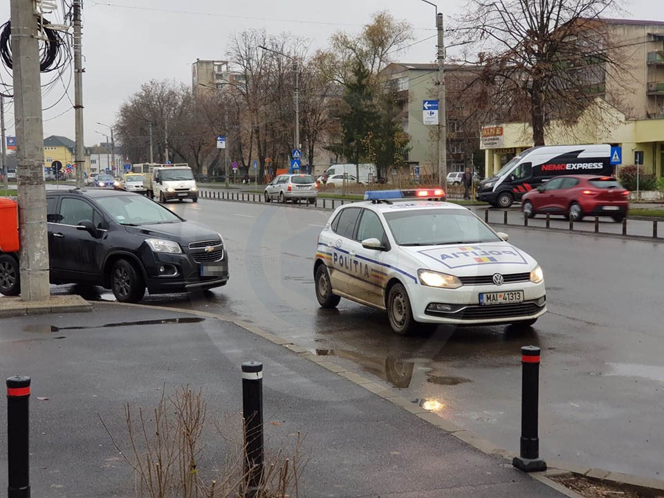 FOTO. Accident la mall-ul NEPI. Biciclist lovit pe ”zebră” de o mașină, pe Drumul Careiului