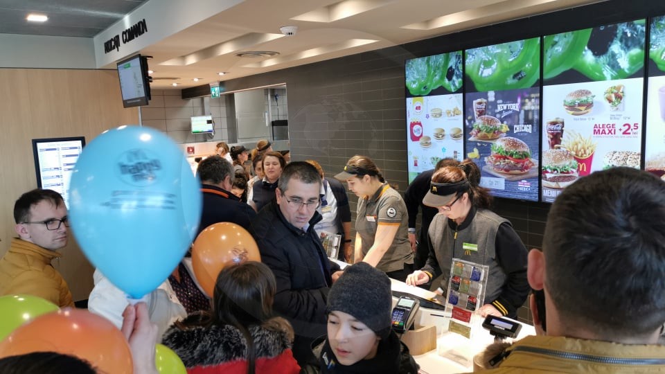 FOTO/VIDEO. McDonald's s-a deschis. A început aglomerația