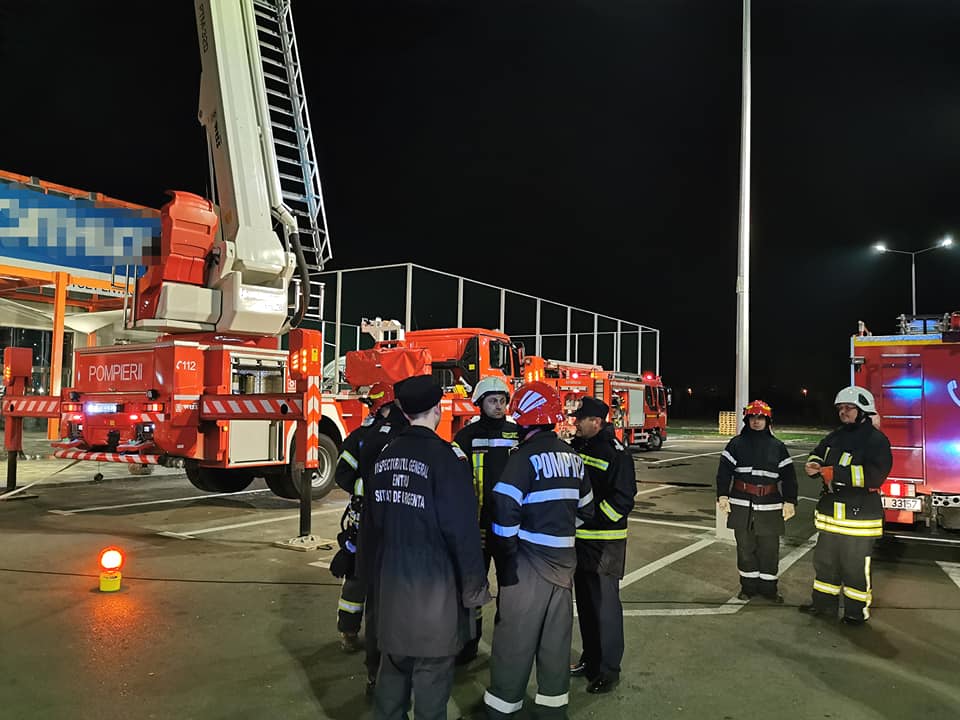FOTOGALERIE. Intervenție de amploare a pompierilor la Auchan Satu Mare. Șase autospeciale (exercițiu)