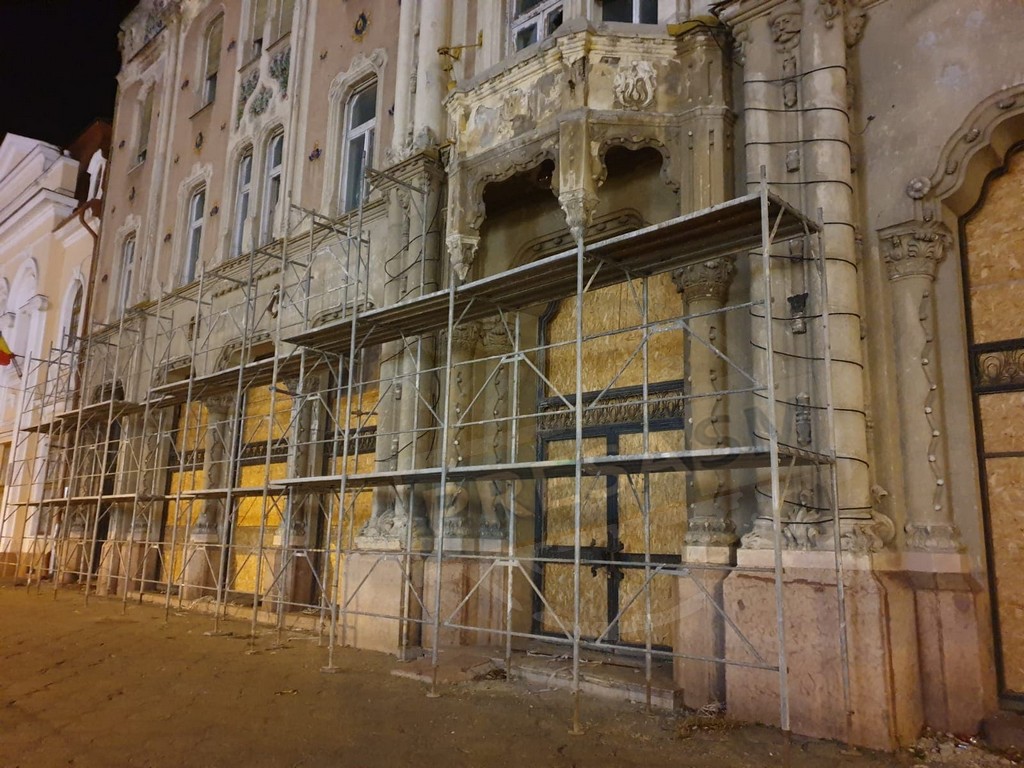 FOTO/VIDEO. Începe reabilitarea Hotelului Dacia! Se montează schelele. Va fi de 4 stele