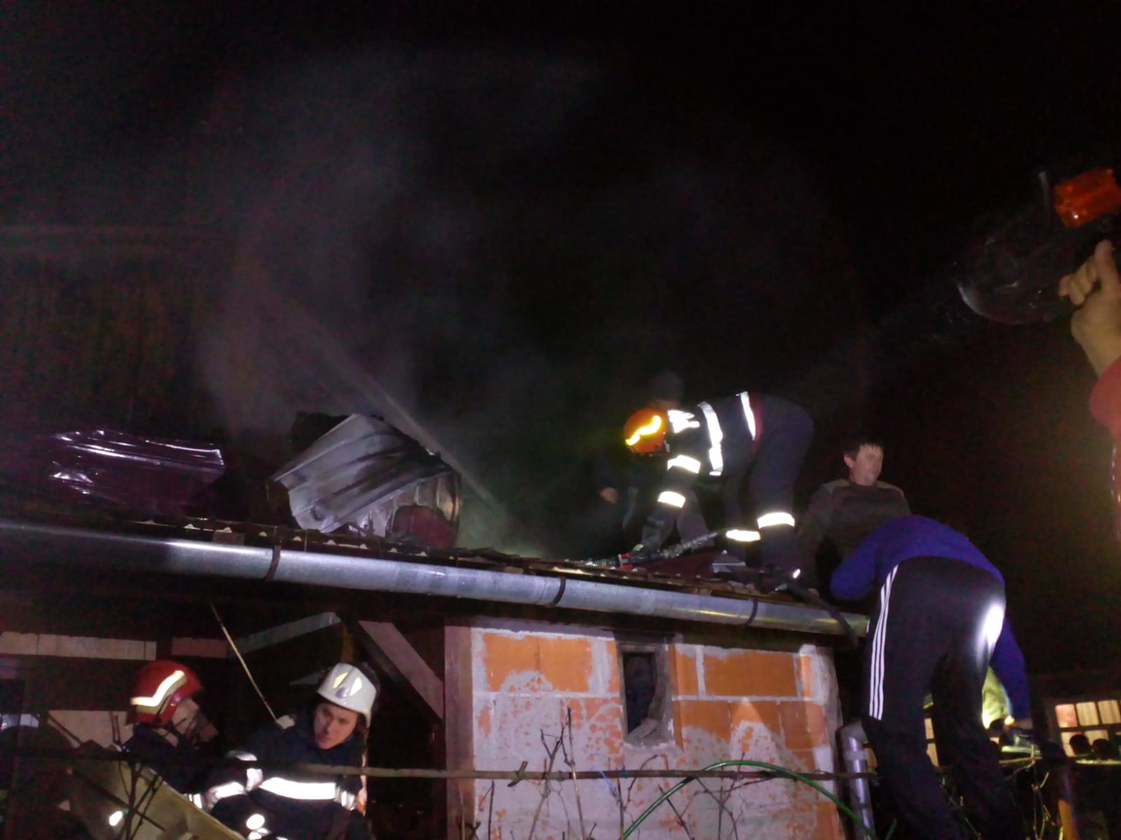 FOTO. Misiuni ale pompierilor în minivacanță: Vas uitat pe aragaz și mașină cuprinsă de flăcări