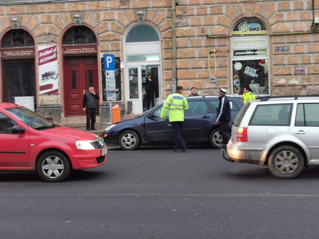 FOTO. Tinerii polițiști, un exemplu! Au sărit în ajutorul unui șofer, cu mașina defectă!