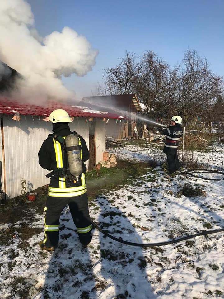 FOTOGALERIE. Incendiu în municipiul Satu Mare. O femeie a fugit din calea flăcărilor