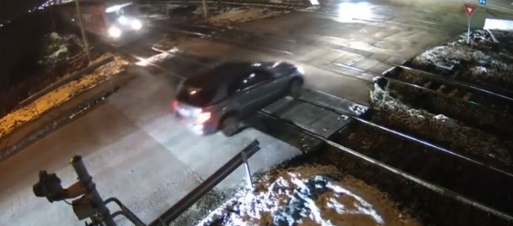 VIDEO. Tânăr (20 de ani), la un pas să fie spulberat de tren! A trecut razant pe lângă mașină