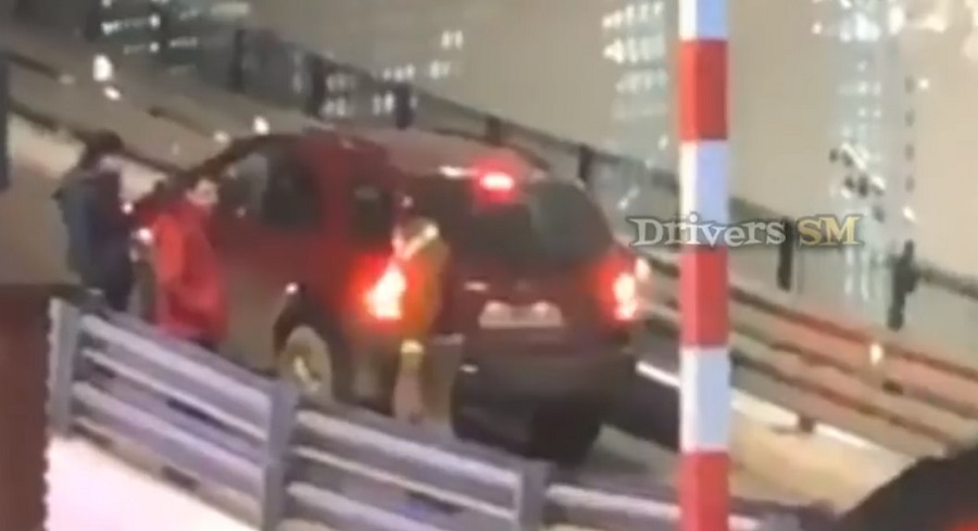 VIDEO. Mr. Bean lovește din nou la mall-ul NEPI. Un SUV a blocat rampa, parlamentări cu șoferii