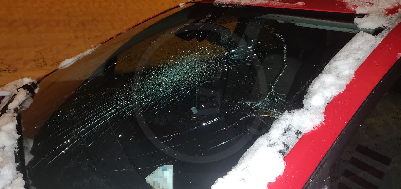 FOTO. Mașină atacată și avariată în trafic, în centrul municipiului Satu Mare