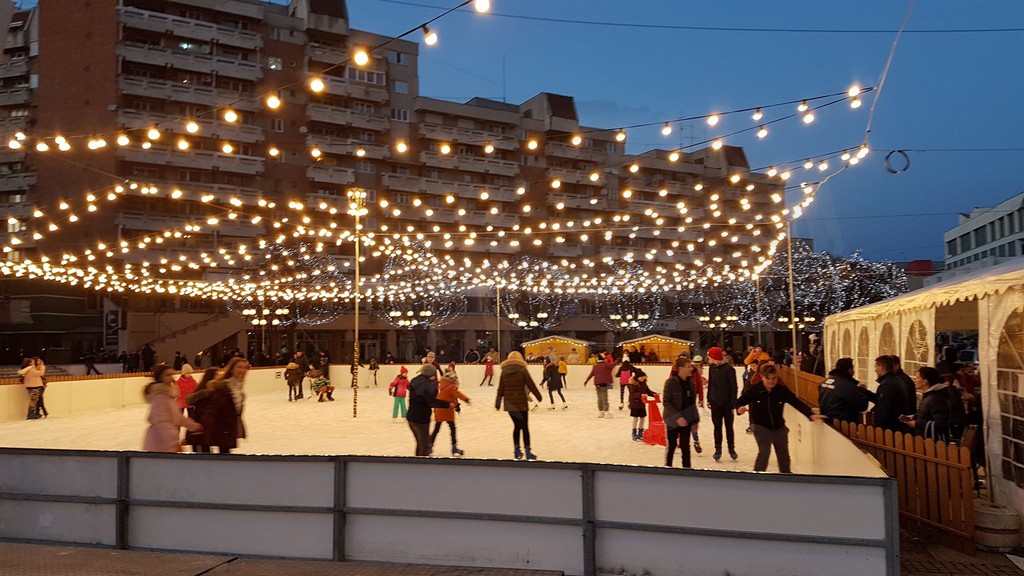 FOTO/VIDEO. S-a dat startul distracției pe gheață. Patinoarul din zona centrală, deschis