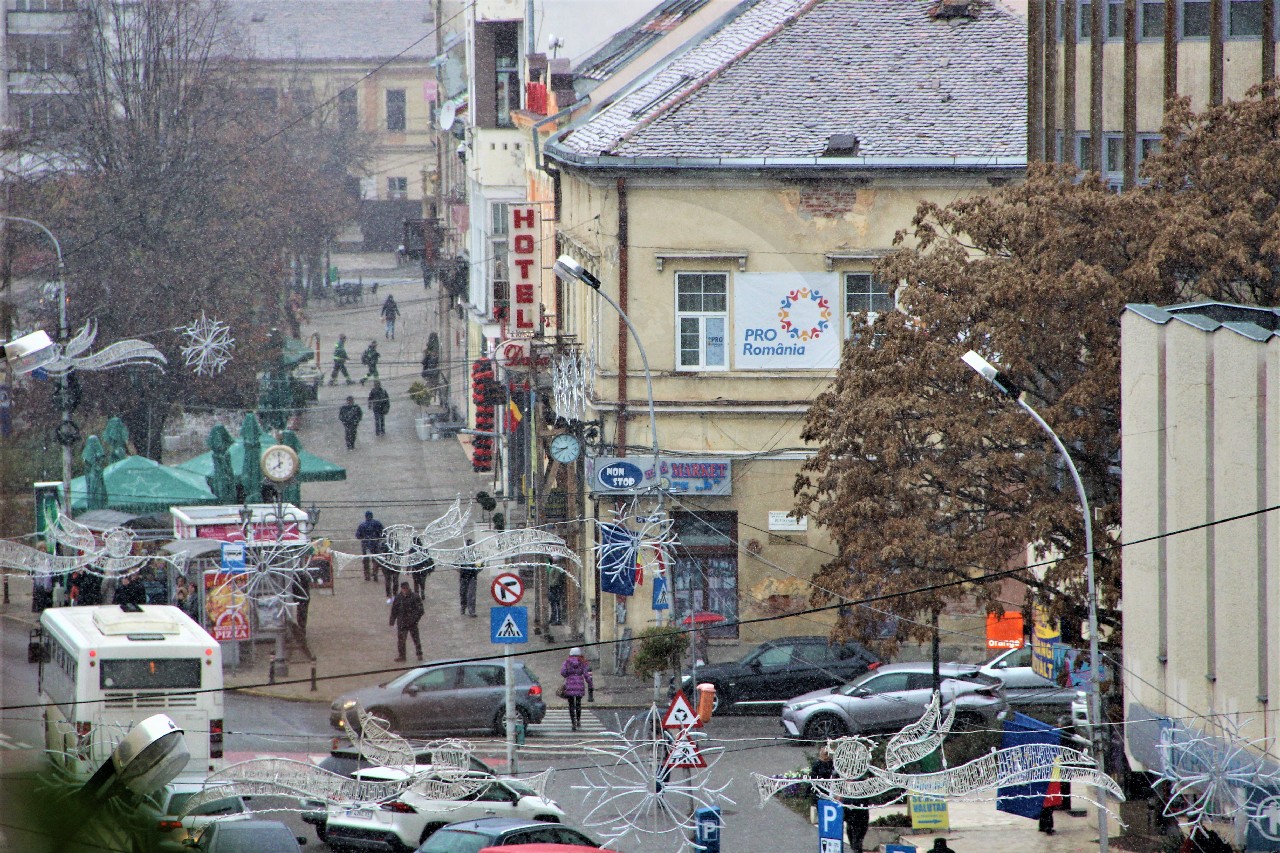 FOTO/VIDEO. Primii fulgi de zăpadă la Satu Mare. Primăria susține că este pregătită de iarnă