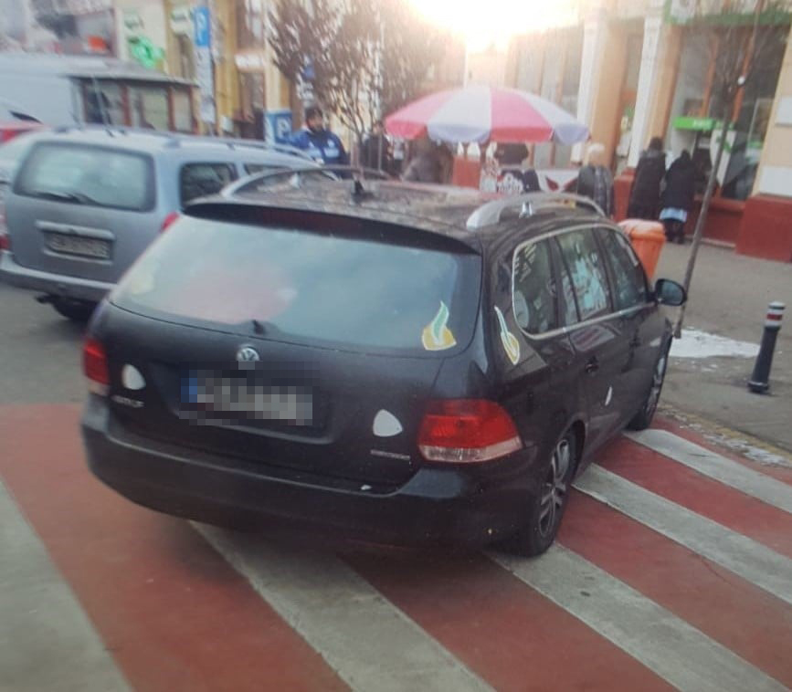 FOTO. Parcatul pe zebră, "boala" șoferilor sătmăreni. Cele mai multe mașini ridicate!