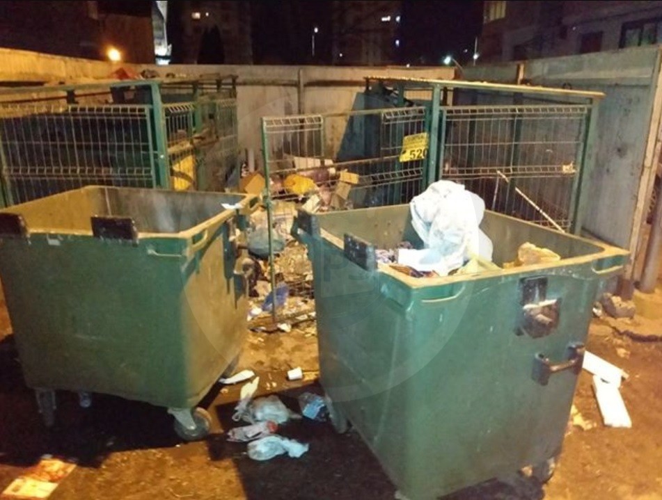 FOTO. Punct de colectare vandalizat în Satu Mare. Tomberoane și gunoaie lăsate în drum