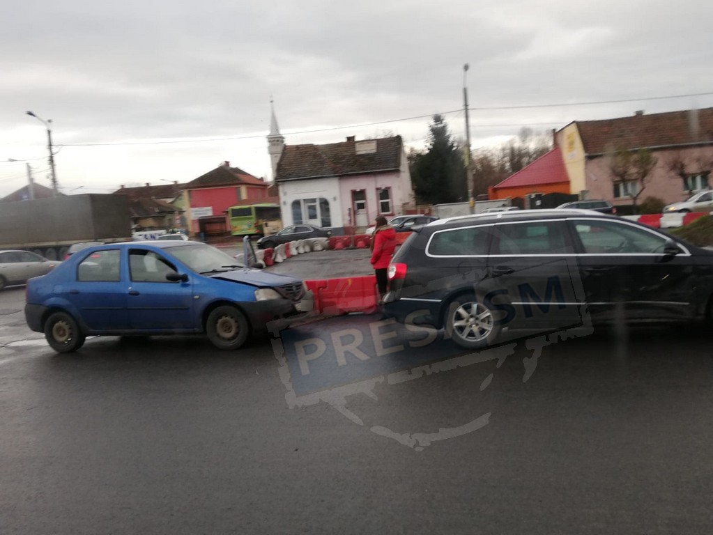 FOTO. Un nou accident în sensul fără sens de la Burdea. Haosul, ca ”regulă” de circulație