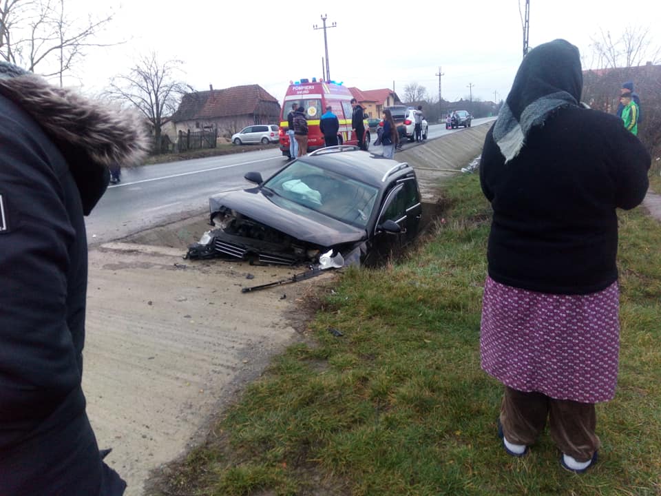 Cât de periculoasă este oboseala la volan. O sătmăreancă a intrat cu mașina într-un cap de pod. A ajuns la UPU