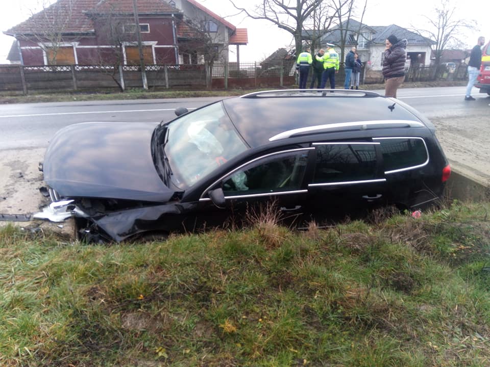 O tânără sătmăreancă a ajuns la spital. Șoferul a pătruns pe contrasens și s-a oprit într-un cap de pod