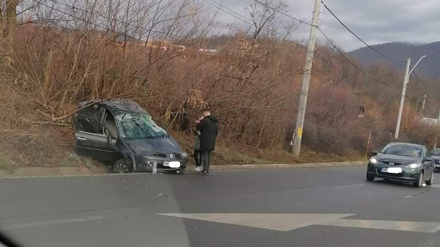 FOTO. Un șofer a ajuns cu mașina în șanț. Accident pe DN1C, între SM și MM