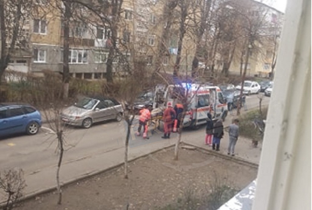 FOTO. După ce i s-a luat copilul, o sătmăreancă (gravidă) a încercat să se sinucidă în public