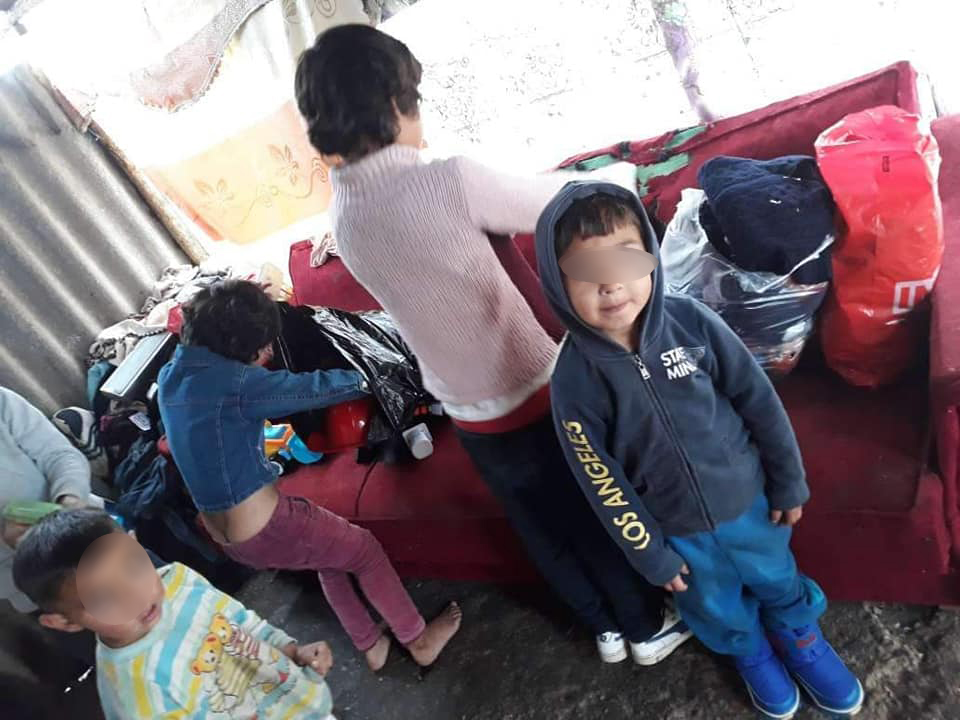 FOTO. Părăsiți de mamă, cinci copilași umblă iarna desculți. Haideți să îi ajutăm!