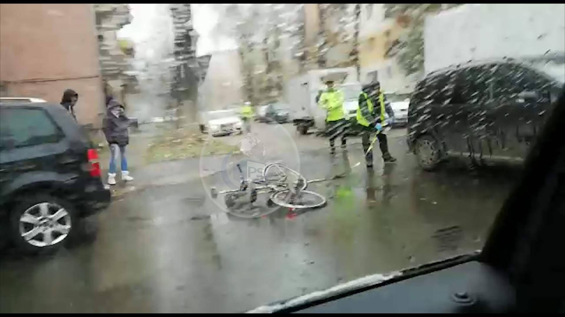 FOTO/VIDEO. Accident în Cartierul Micro 17. Biciclist lovit de o mașină