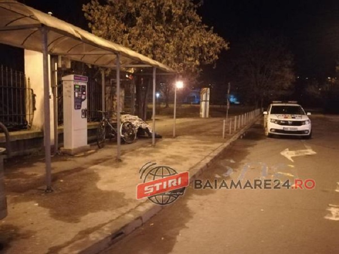 FOTO. Cadavru lăsat pe stradă până s-au trezit angajații Serviciului de Medicină Legală