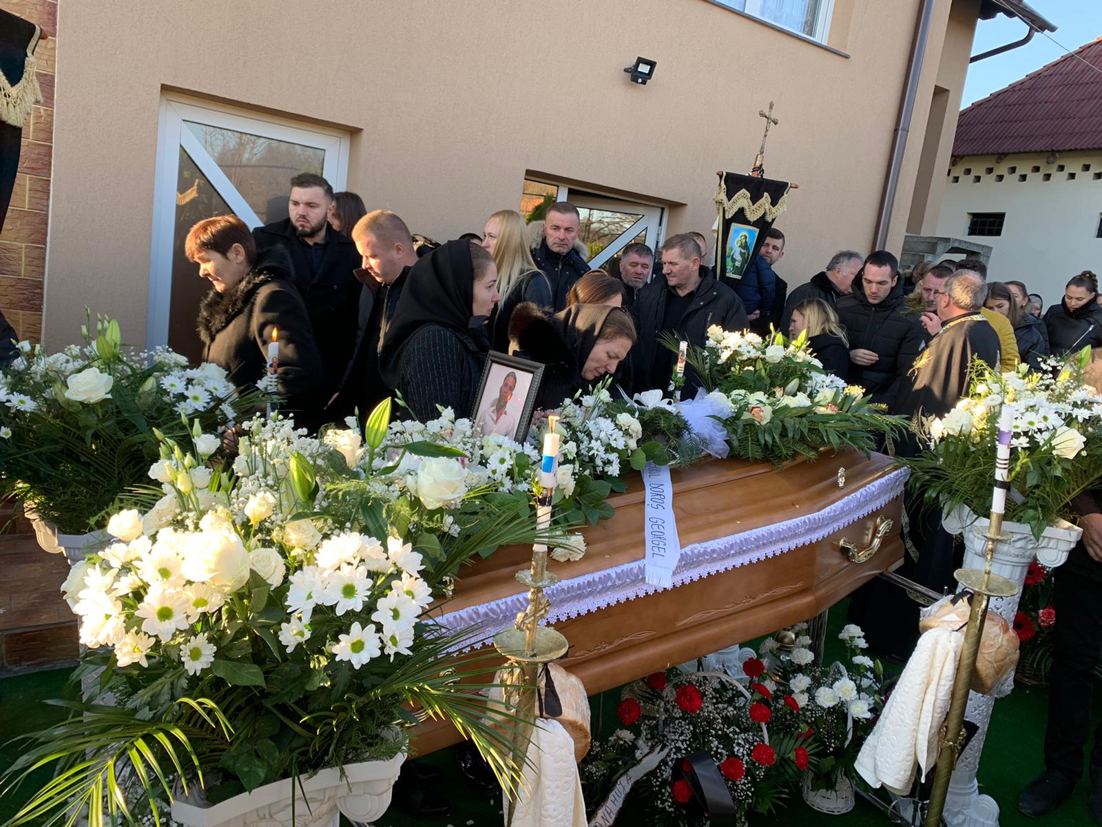 FOTO. Sătmăreanul Vasile Solomeș, împușcat în Indonezia, condus pe ultimul drum