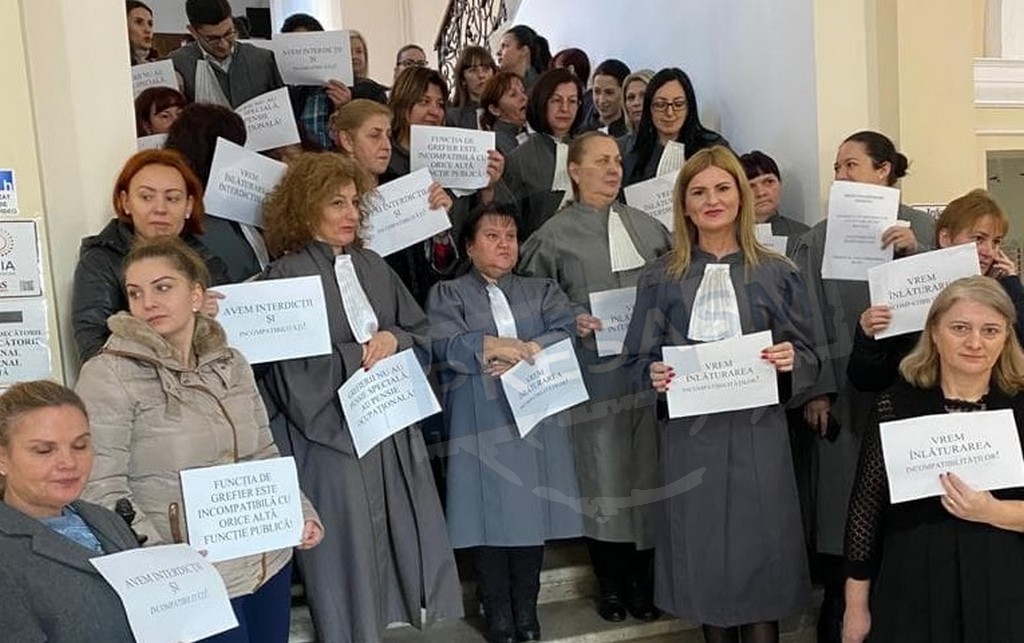 FOTO. Protest pe holurile Tribunalului Satu Mare. Activitatea instanțelor a fost blocată