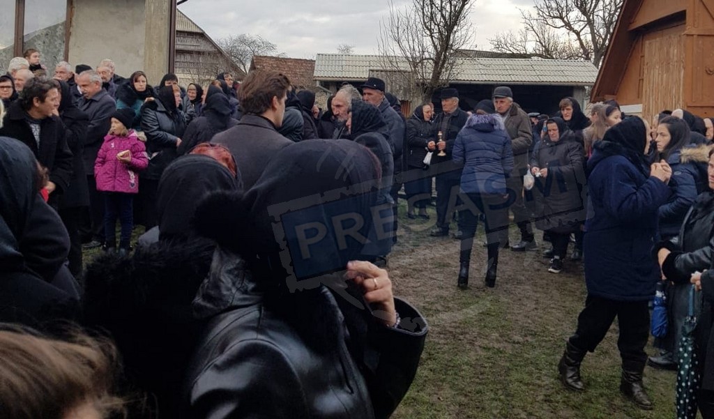 FOTO. Sute de persoane la înmormântarea primei victime a criminalului de la Bârsău