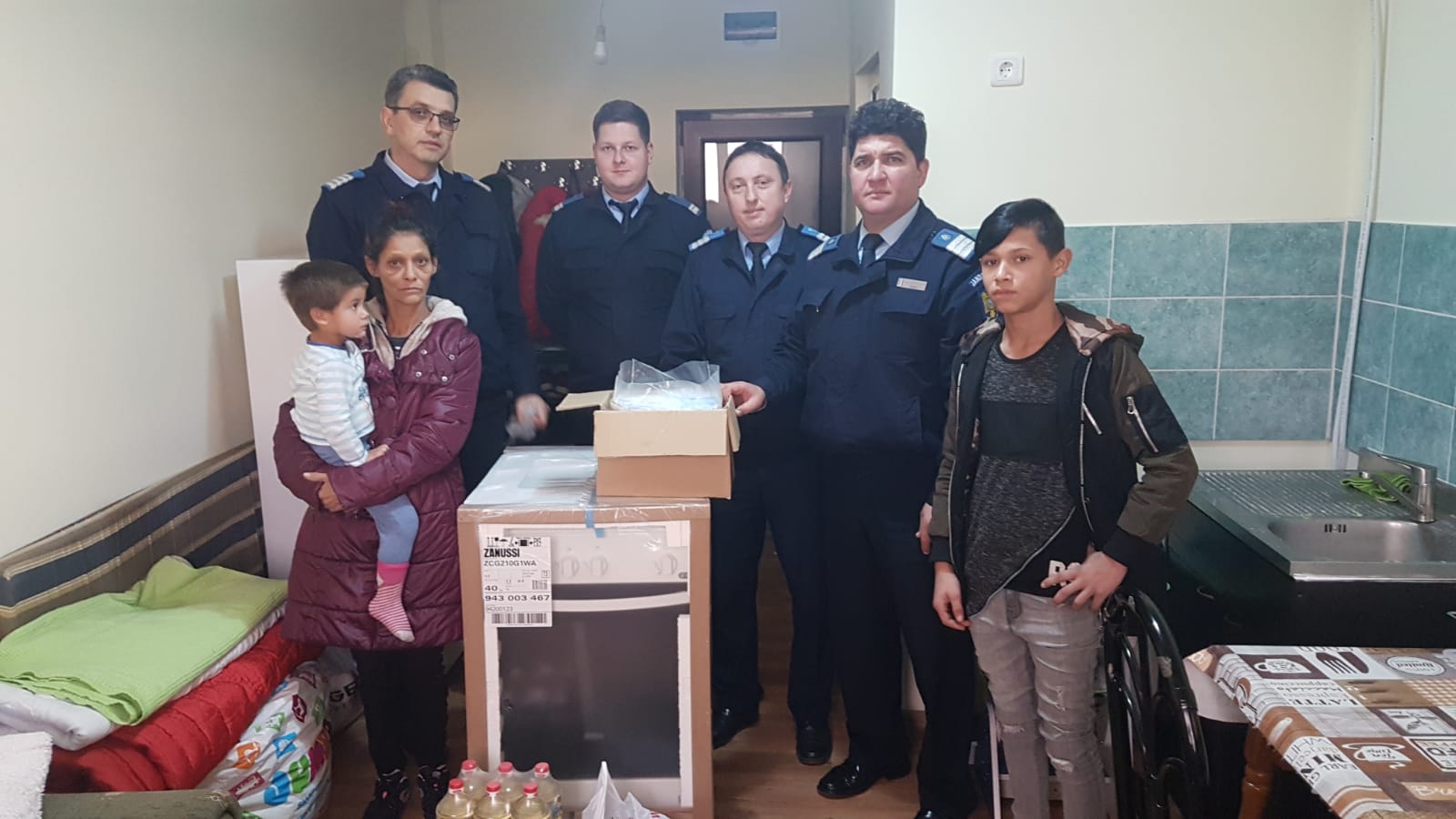 FOTO. Jandarmii, donații consistente pentru bunica și nepoțelul care au stat într-o colibă