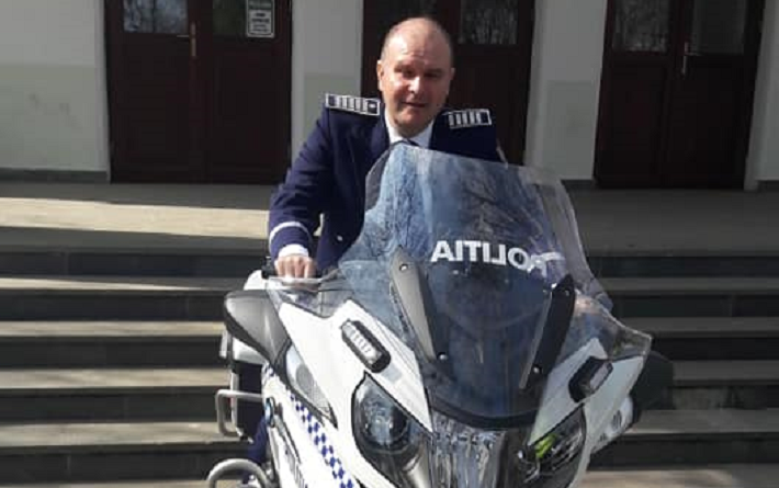 FOTO. Polițistul sătmărean care ajută benevol copiii defavorizați prin sport. Le oferă o șansă!