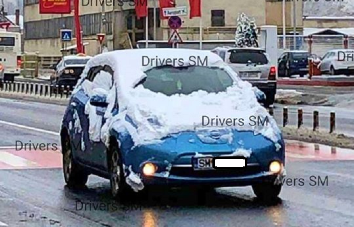 FOTO. Efectele ninsorii în Satu Mare: mașină ”camuflată” pe șosele, șofer leneș