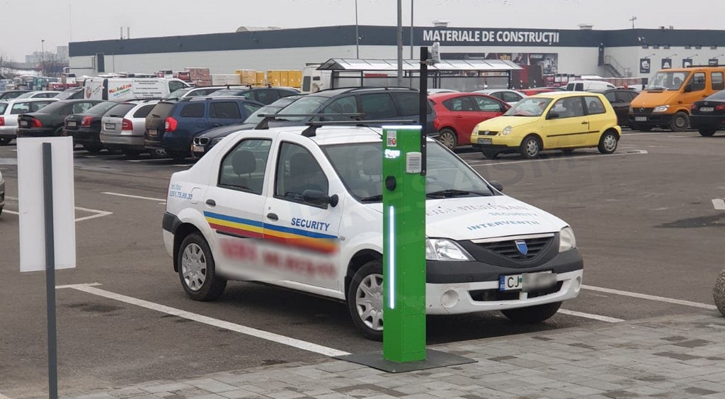 FOTO. O firmă de pază și-a luat Logan ”electric”. Sau e vorba despre nesimțire?!