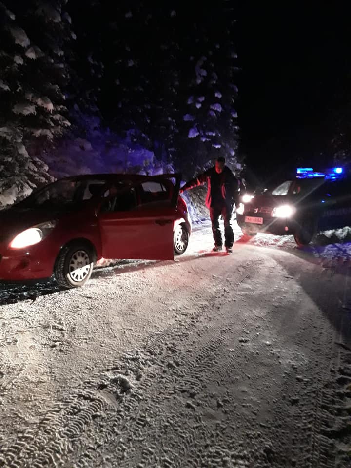 FOTO/VIDEO. O sătmăreancă a ajuns cu mașina în șanț, din cauza zăpezii