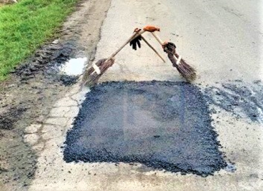 FOTO. Sătmarul minunilor: Două mături pe post de semnalizare