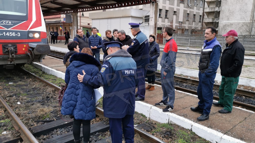 VIDEOREPORTAJ. Tren oprit de protestatari în Gara Satu Mare. A intervenit Poliția