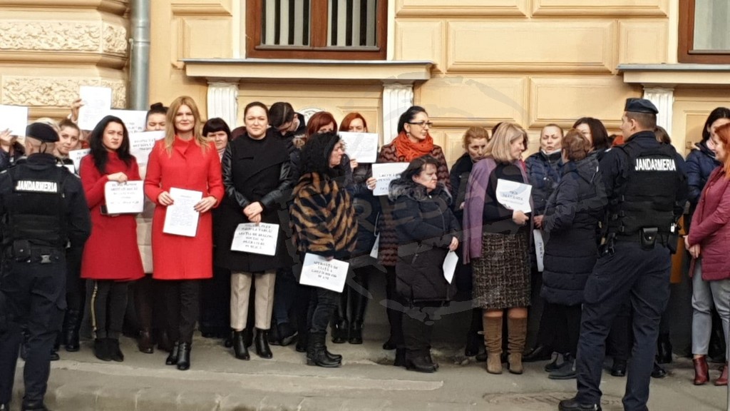 FOTOGALERIE. Protest cu zeci de persoane în fața Tribunalului. Jandarmeria asigură ordinea