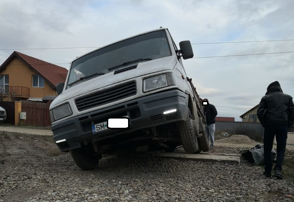 FOTO. Sătmarul minunilor! S-a surpat strada sub o camionetă