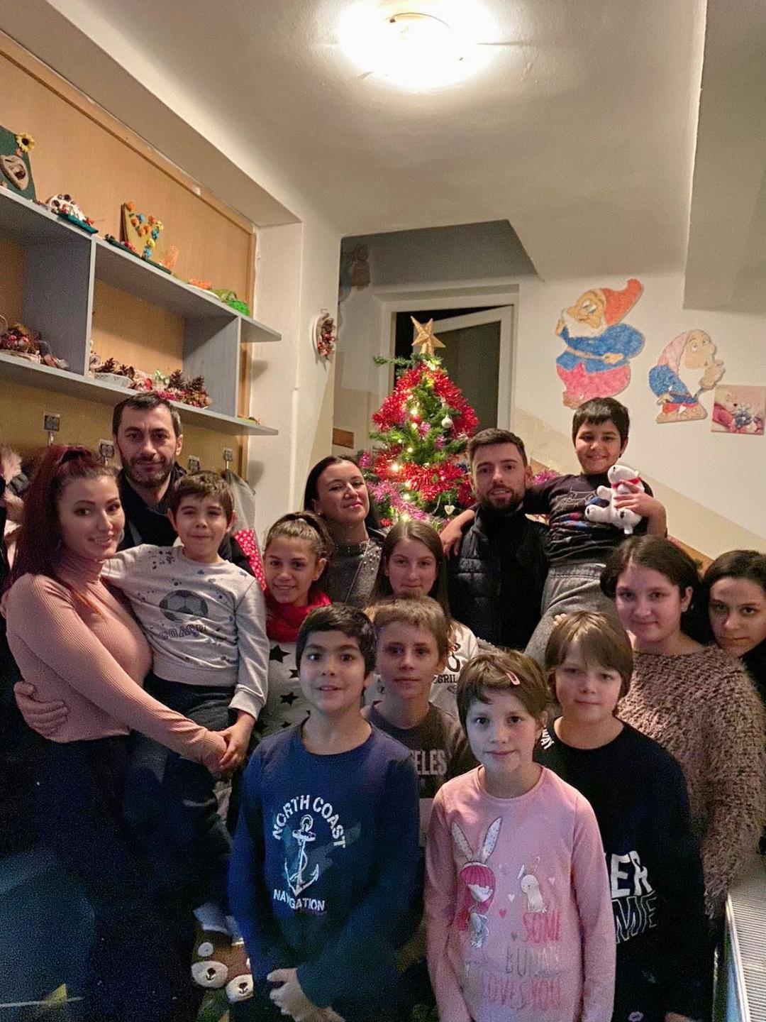 FOTO. Povestea voluntarilor sătmăreni care împodobesc casele de copii din județ!