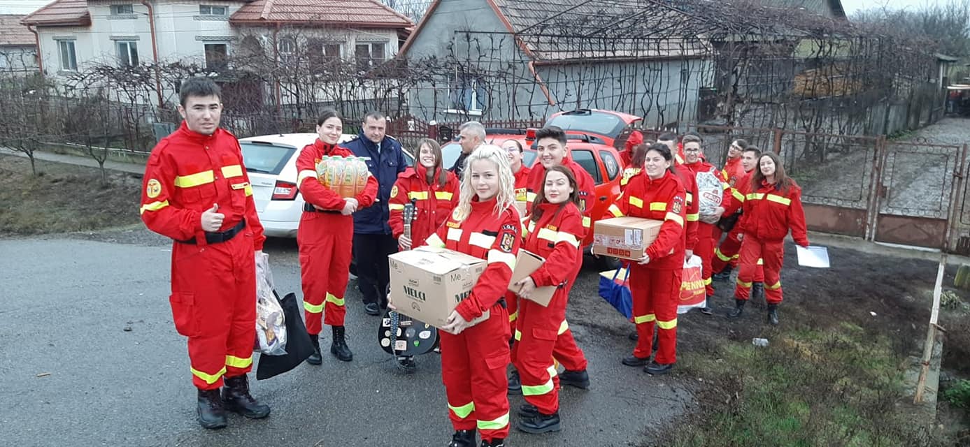 FOTOGALERIE. Sute de cadouri pentru copii și bătrâni din partea voluntarilor ISU Satu Mare!