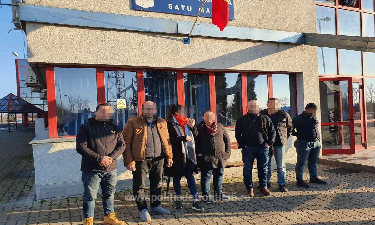 Bărbații din Ucraina fug în grup de armată. S-au refugiat în județul Satu Mare