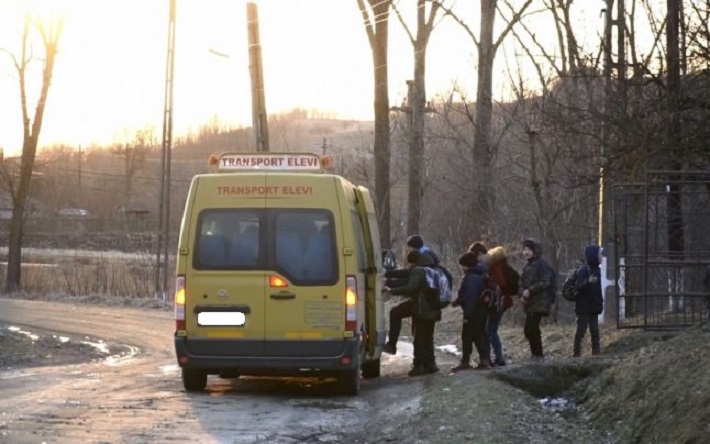 Copii blocați în microbuz, în drum spre școală! Primăria Socond nu ar fi făcut nimic!