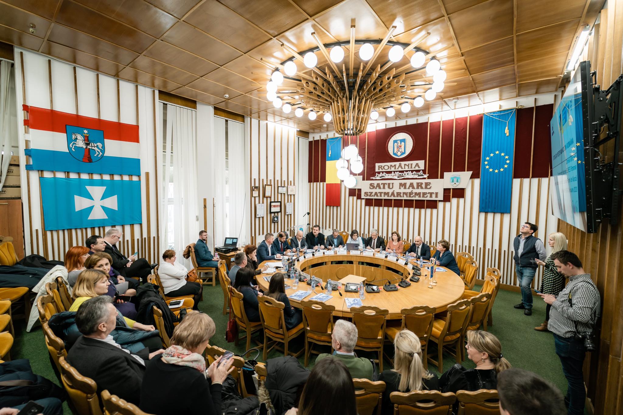 FOTO. Sătmărenii aduși acasă din Occident cu promisiuni din pix! Vorbe goale, pe bani publici