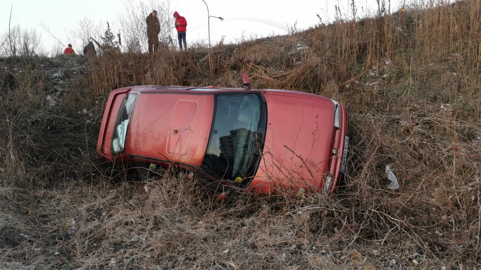 FOTO/VIDEO. Două fete s-au răsturnat cu mașina, în centrul Sătmarului. Au ajuns într-o groapă