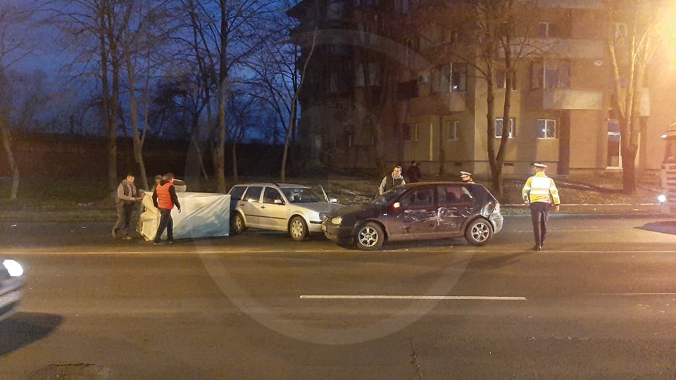 FOTO/VIDEO. Accident în lanț la Kaufland. Trei mașini implicate, o remorcă răsturnată