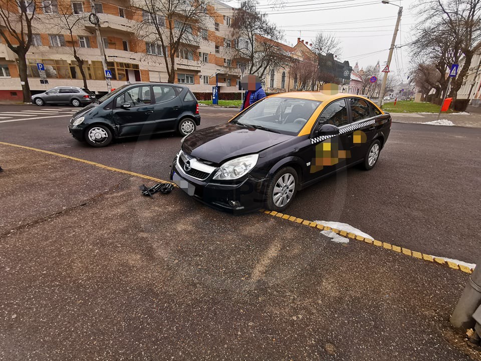 FOTO. Accident în fața bisericii. Între un taximetru și un Mercedes