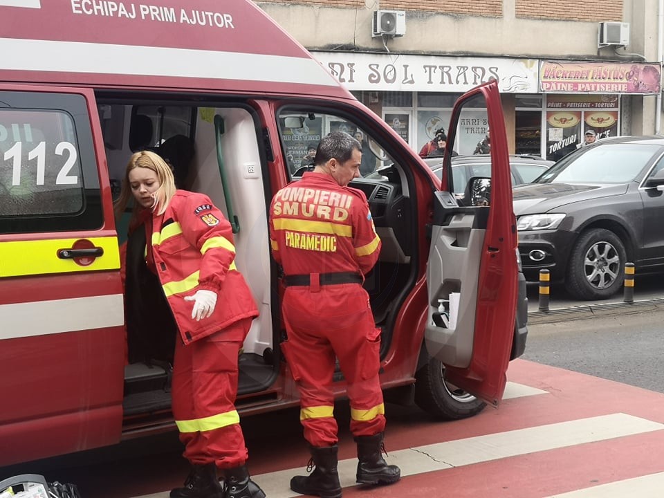 Sătmăreancă lovită de autoutilitară, pe trecerea de pietoni. A fost transportată la spital