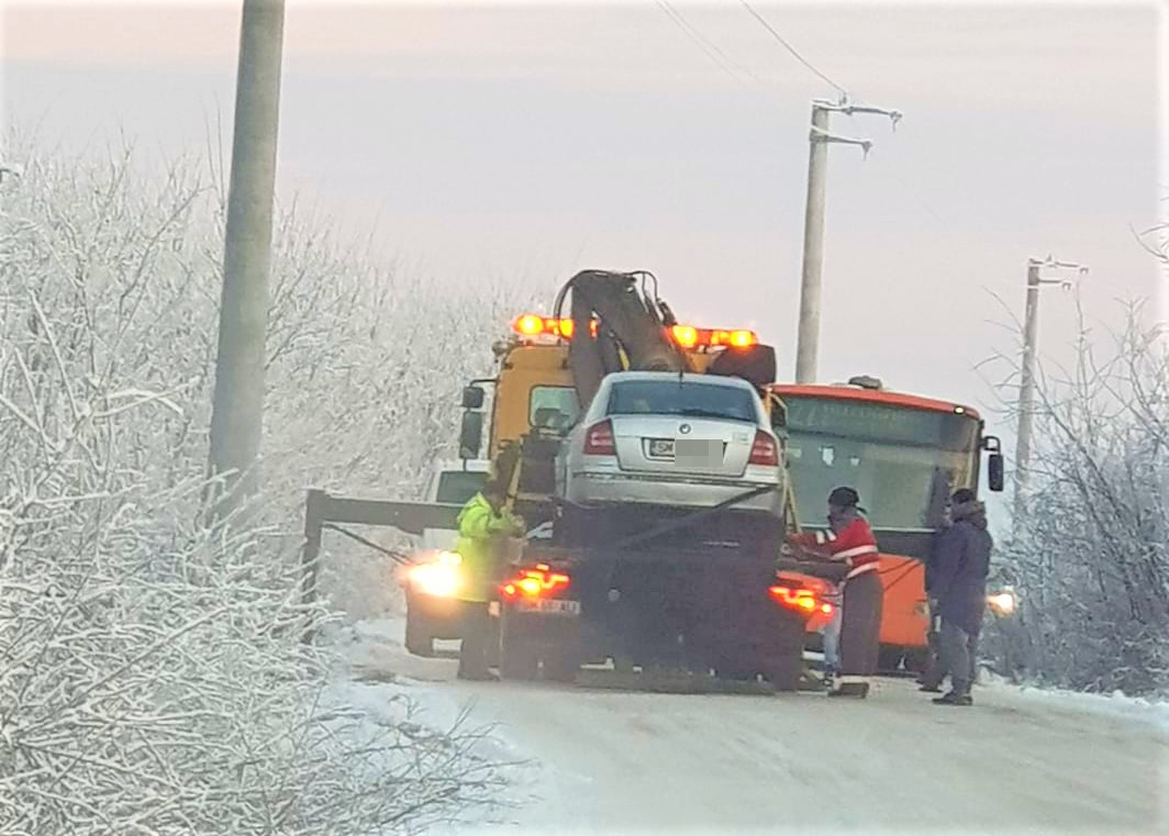 FOTO. Un sătmărean ar fi ajuns cu mașina în șanț, din cauza drumului înzăpezit