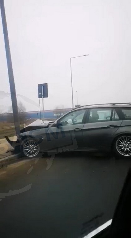 FOTO. Acciden rutier în sensul de pe Drumul Careiului. BMW în stâlp!