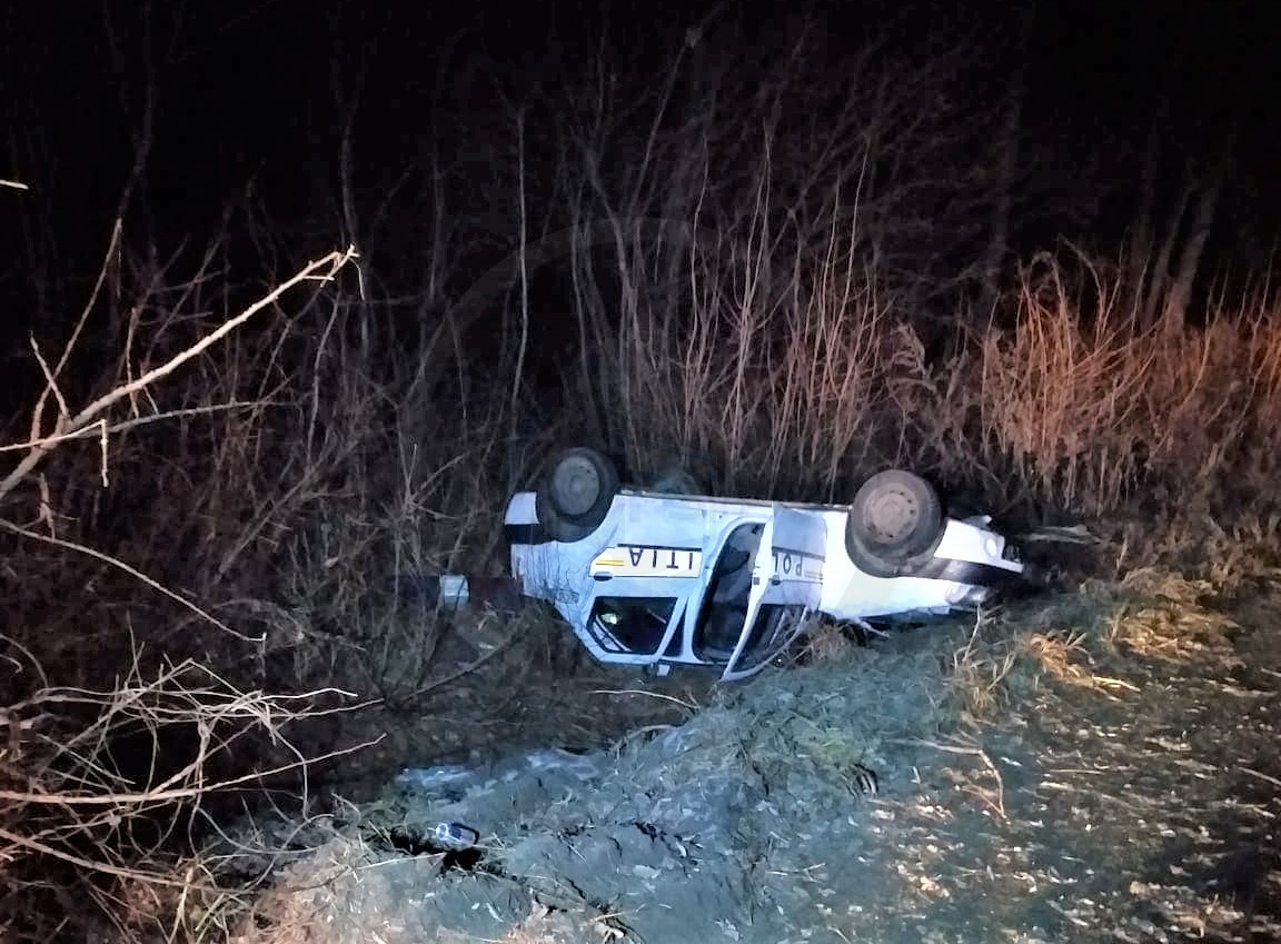 FOTO. Dosar penal după ce o polițistă s-a răsturnat cu mașina. Doi agenți la Urgență!