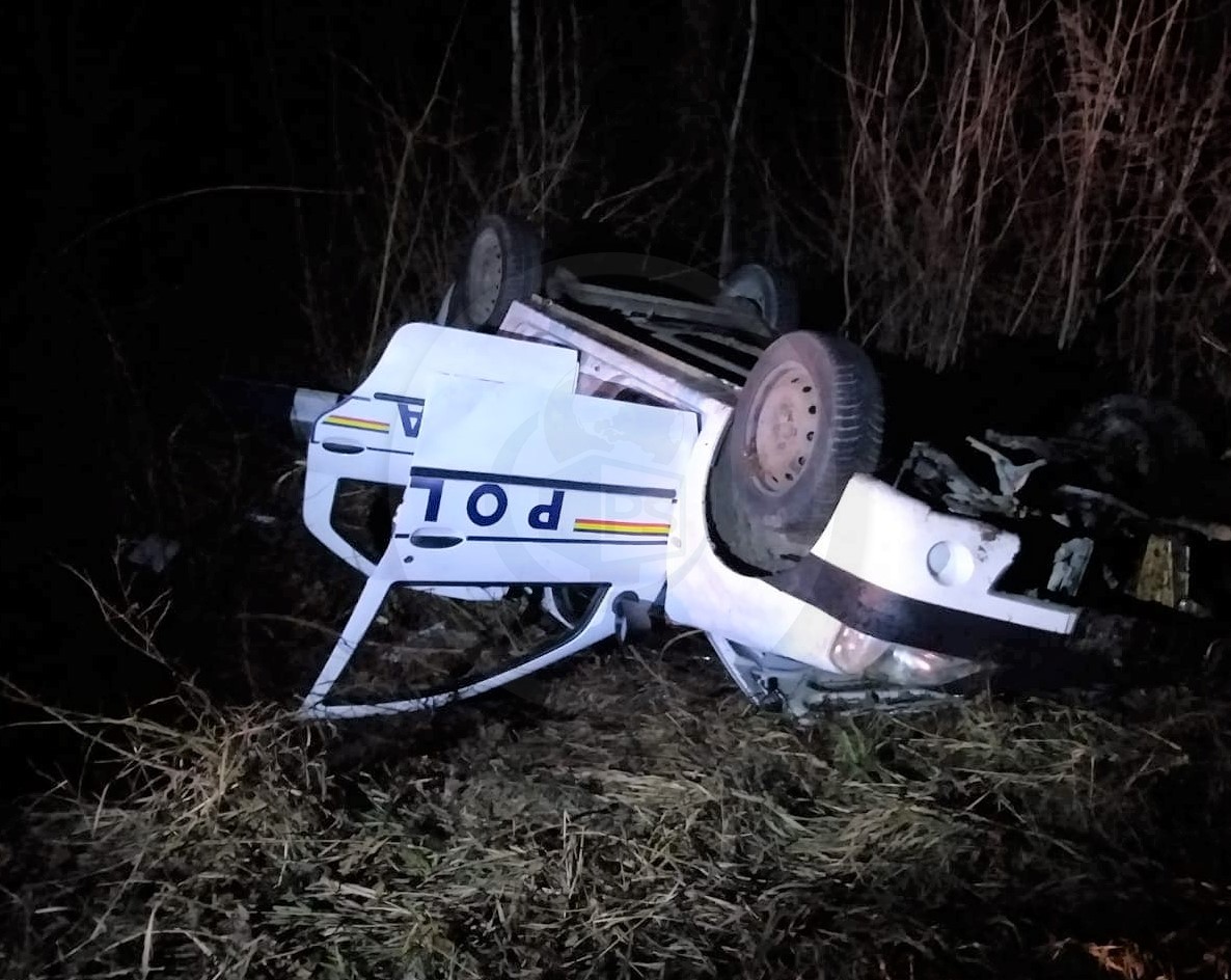 FOTO. Polițiști, despre Logan-ul răsturnat în Satu Mare: ”Sicriu pe roți”