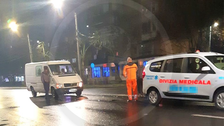 FOTO. Accident pe Drumul Careiului. Ambulanță lovită de o dubă